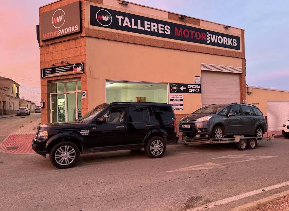Talleres Motorworks storefront at sunset